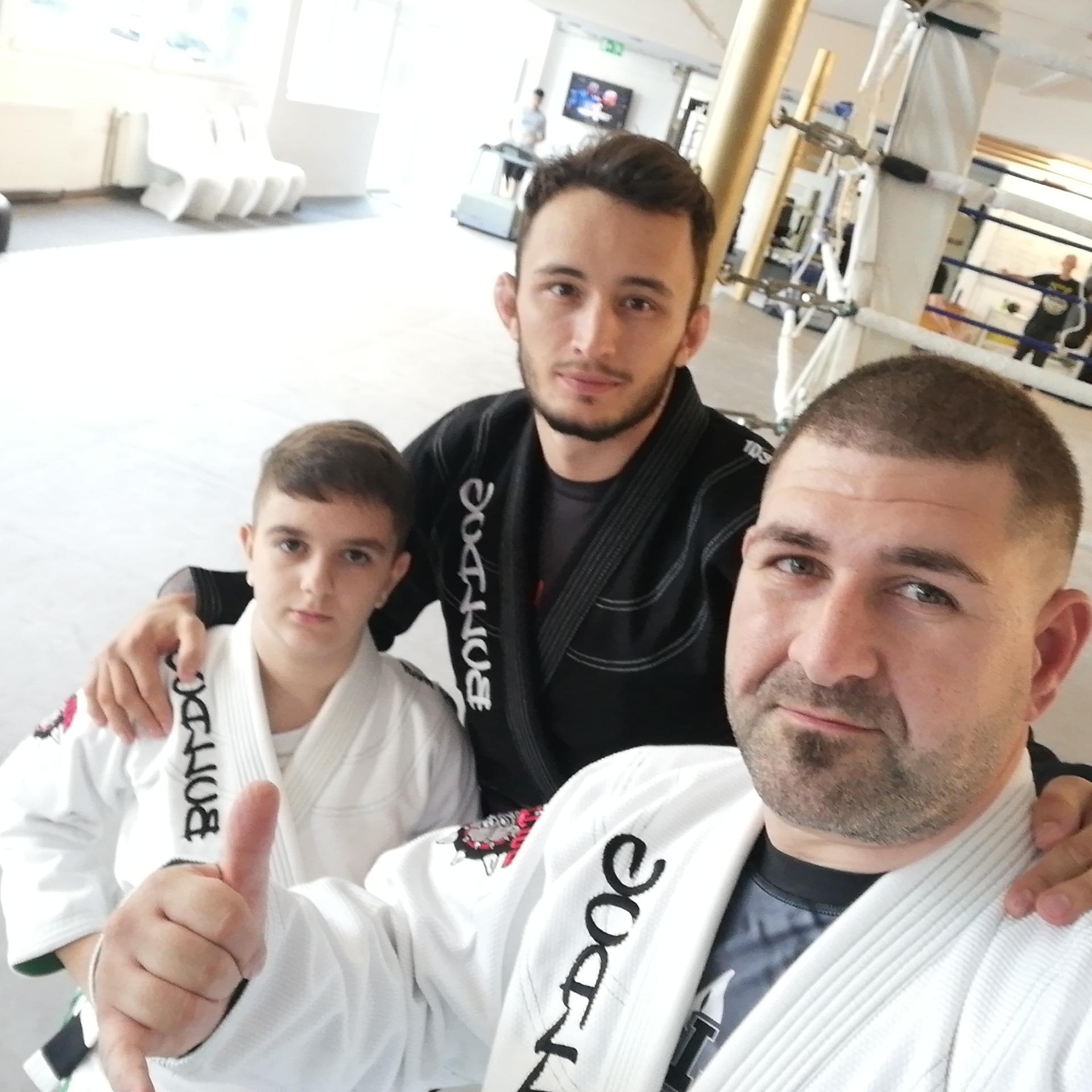 Köszönjük,hogy érdeklődik !  Bulldog Fighting Wear 2019 évben alakult Ausztriában az ország első küzdősport ruházati márkája volt ebben az időben.  Rengeteg fejlesztés próbálkozás után alakítottuk ki a számunkra fontosnak vélt sport ruházati egységünket a BULLDOG brendet. Kezdetben csak is kizárólag küzdősport ruházat és felszerelésben gondolkoztunk, és forgalmaztunk. Ami a későbbiekben válltozott mert a mi érdeklődésünk is tágabb lett. Illetve egy vagy legfeljebb két kategóriára öszpontosúlt. Így ma már a küzdősportok világában otthon vagyunk teljesen, de fő profilként a földharc stílust (Bjj, Grappling) céloztuk meg illetve a fittnes ágat. Ruháinkat szerte a világban használják és szeretik. Az eltelt jó pár évben volt szerencsénk pár nevesebb szervezettel is együtt dolgozni, és pillanatnyilag is van akikkel együtt dolgozunk, hogy a márkanév (BULLDOG) még ismertebb legyen.  Egy lendületes csapat vagyunk akik a Jiu-Jitsu és Grappling ág fejlődésében szerepet vállalunk a ruházatunkal amiket folyamatosan tesztelünk, hogy minél specifikusabb termékekkel segítsük a küzdősport ezen ágát.